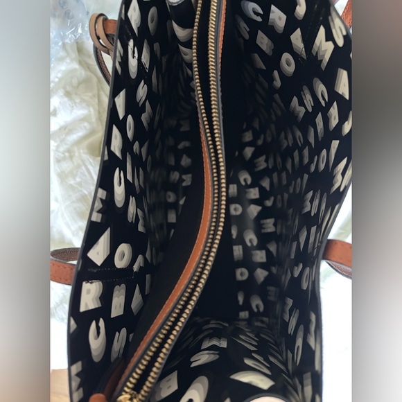 Marc Jacobs medium leather tote. Dimensions 12”5 tall by 13”5 width. - Picture 5 of 6